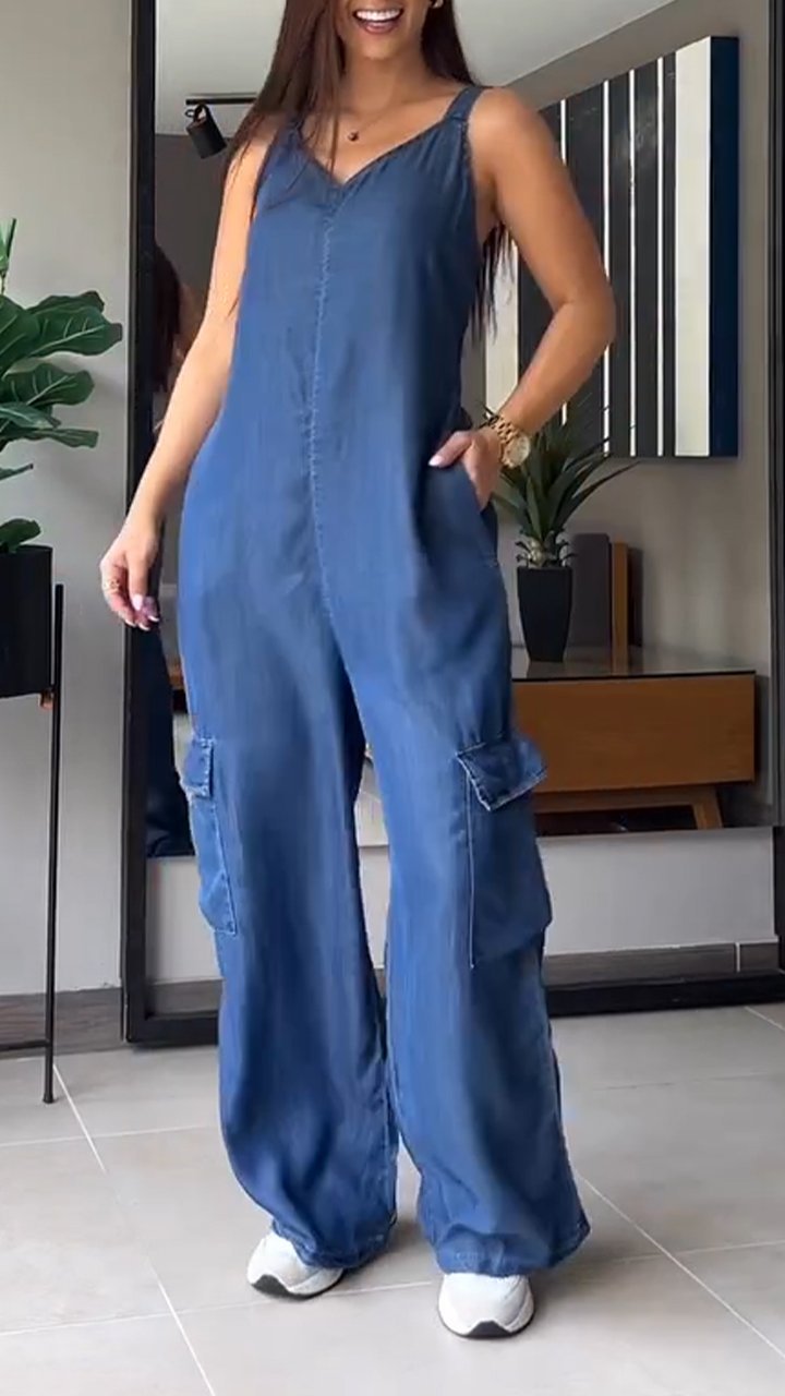 Dame denim jumpsuit med åbne stropper, høj talje og V-udskæring.