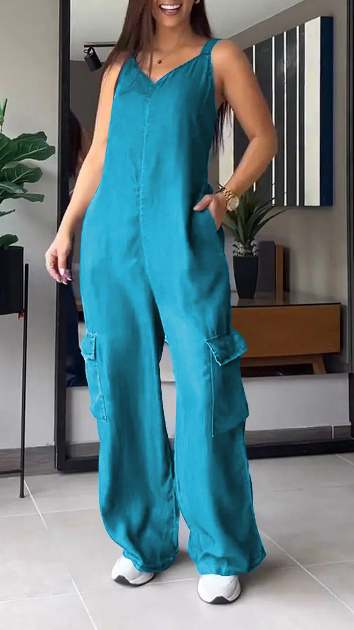 Dame denim jumpsuit med åbne stropper, høj talje og V-udskæring.