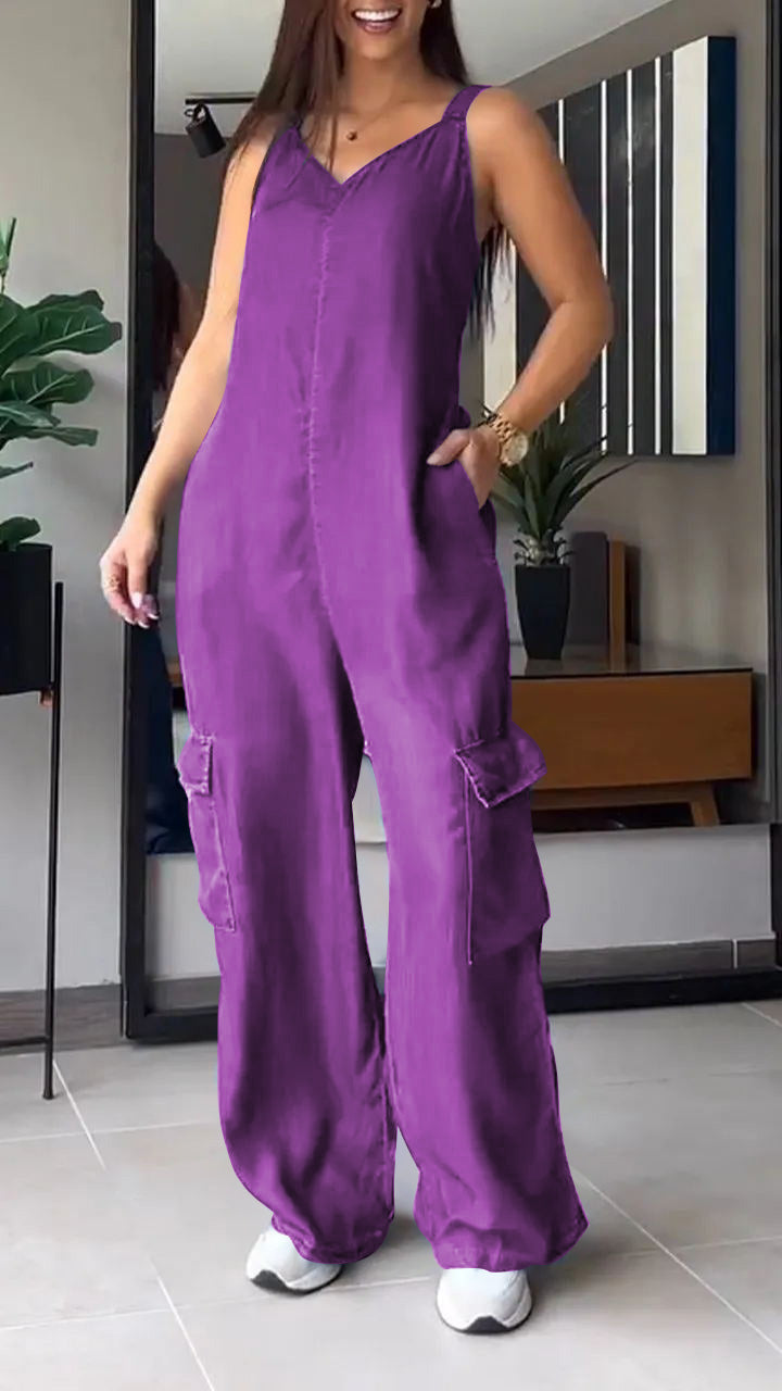Dame denim jumpsuit med åbne stropper, høj talje og V-udskæring.