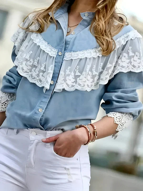 Dame denimskjorte med blonder, blå, elegant og feminin pasform forfra.