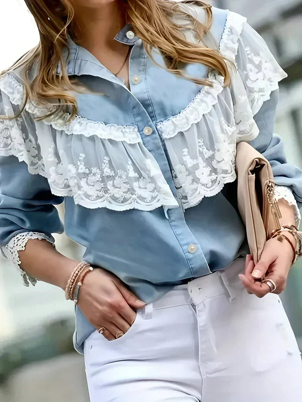 Dame denimskjorte med blonder, blå, elegant og feminin pasform forfra.