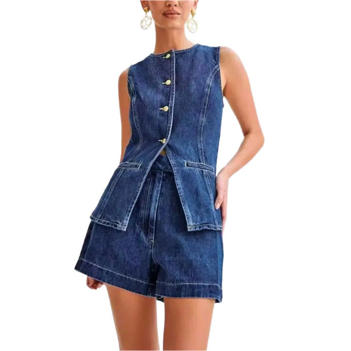 Dame denim-sæt: stropløs skjorte med gyldne knapper og højtaljede shorts, perfekt sommer-outfit, moderne og stilfuldt.