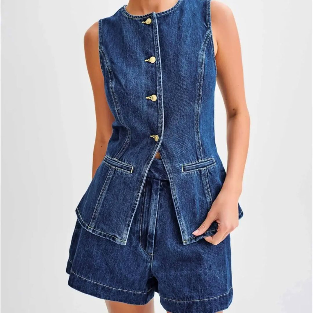 Dame denim-sæt: stropløs skjorte med gyldne knapper og højtaljede shorts, perfekt sommer-outfit, moderne og stilfuldt.