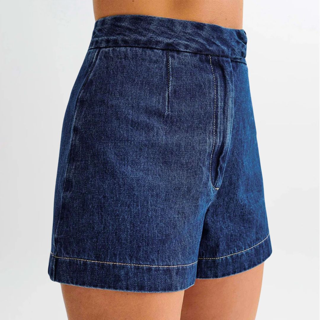 Dame denim-sæt: stropløs skjorte med gyldne knapper og højtaljede shorts, perfekt sommer-outfit, moderne og stilfuldt.