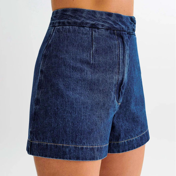 Dame denim-sæt: stropløs skjorte med gyldne knapper og højtaljede shorts, perfekt sommer-outfit, moderne og stilfuldt.