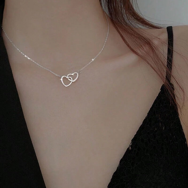 Damehalskæde med to hjerter, i guld, rosaguld eller sølv, elegant og romantisk design.