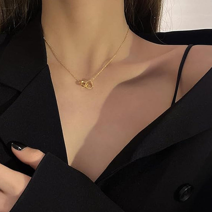 Damehalskæde med to hjerter, i guld, rosaguld eller sølv, elegant og romantisk design.