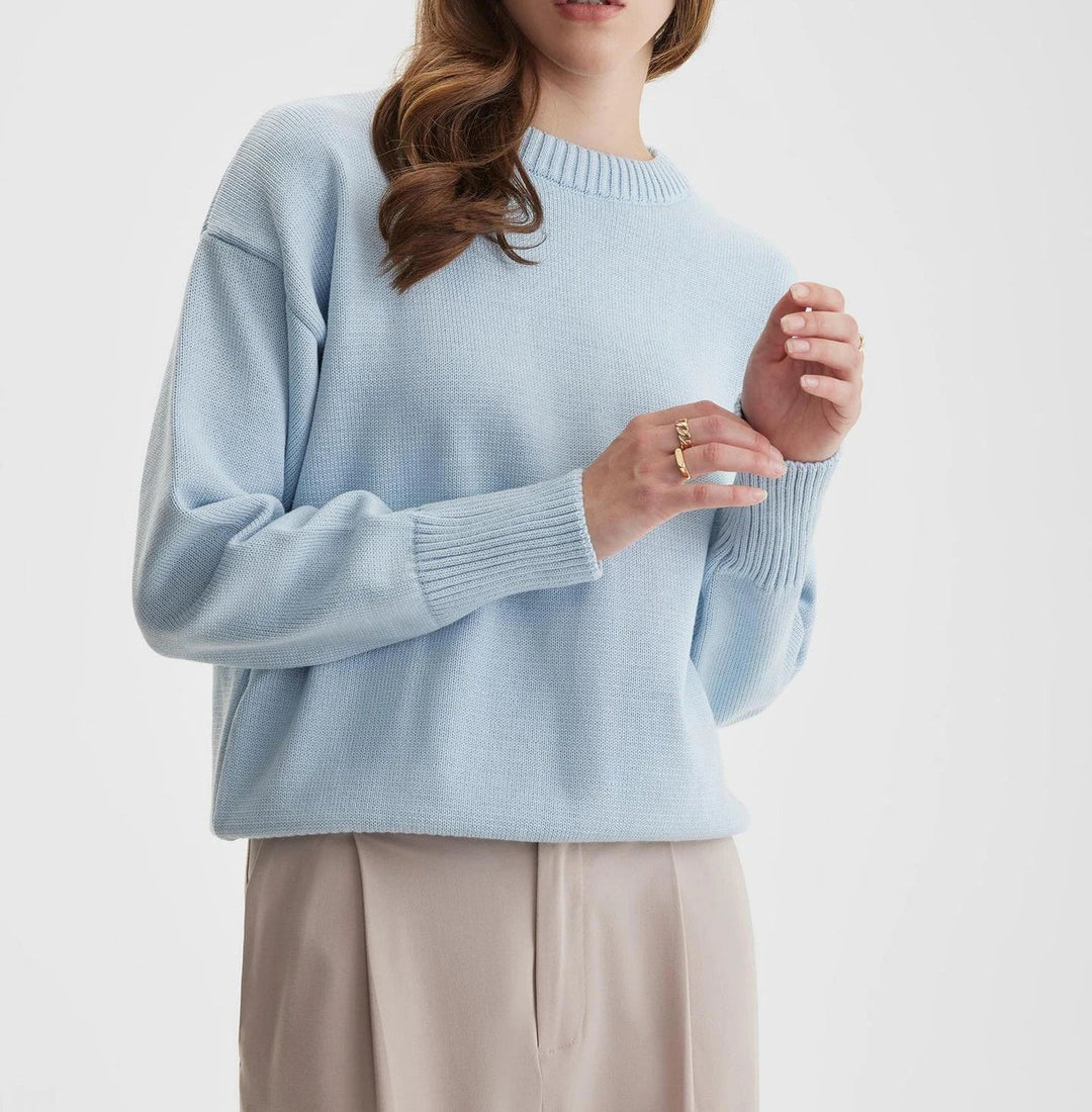 Dame elegant strikket sweater med rund hals, blødt materiale, klassisk og alsidigt tøj til kølige dage.
