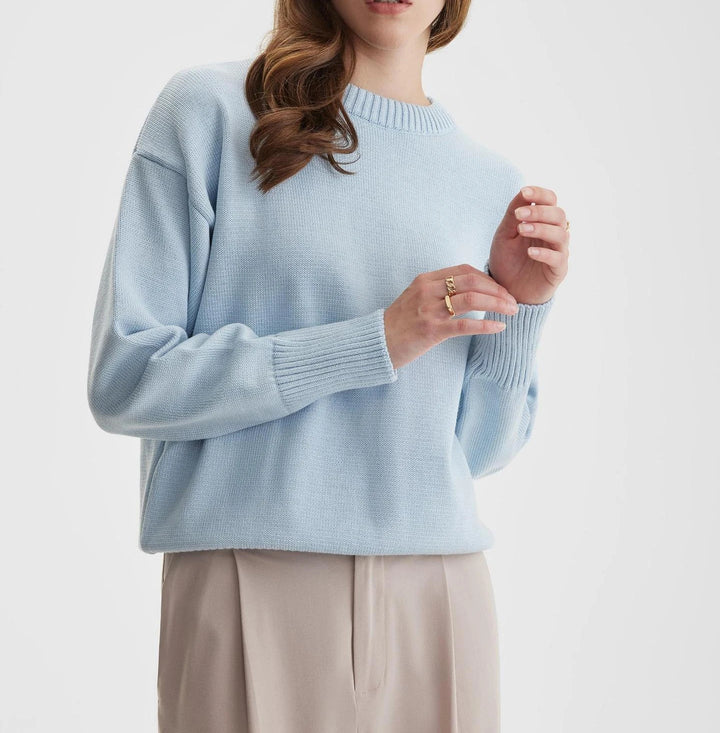 Dame elegant strikket sweater med rund hals, blødt materiale, klassisk og alsidigt tøj til kølige dage.