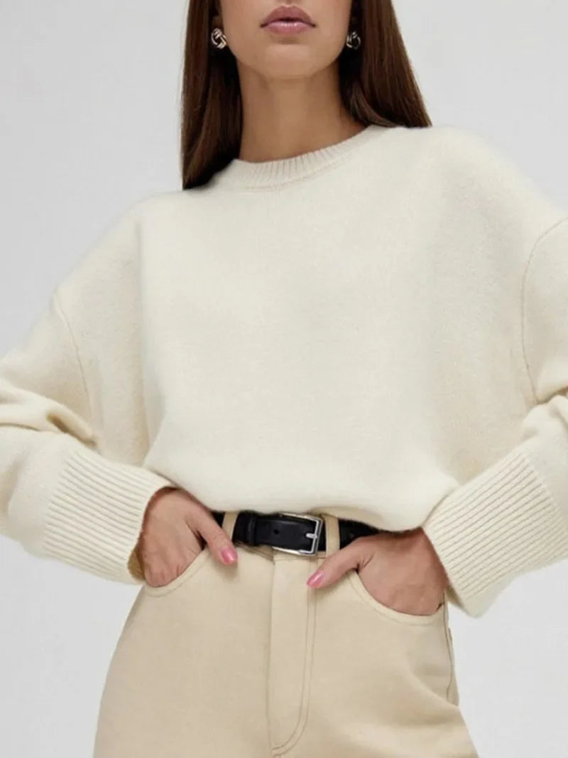 Dame elegant strikket sweater med rund hals, blødt materiale, klassisk og alsidigt tøj til kølige dage.