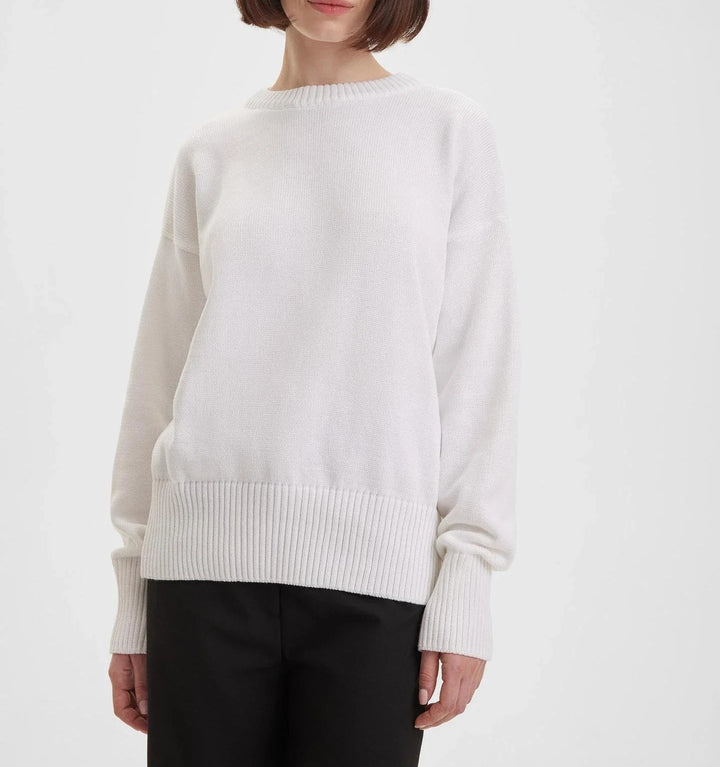 Dame elegant strikket sweater med rund hals, blødt materiale, klassisk og alsidigt tøj til kølige dage.