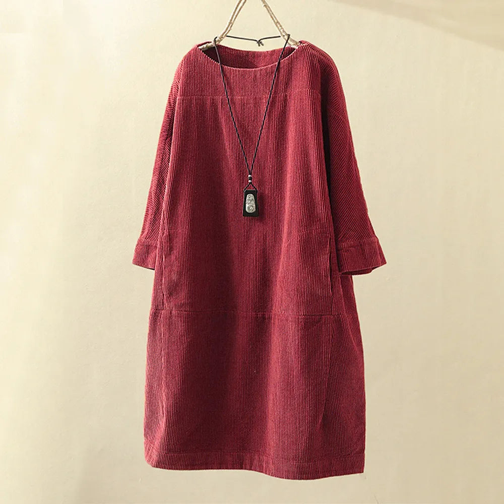 Elegant damekjole i manchet med lange ærmer i maxi længde, stilfuld faldende kant og tidløst design til festlige lejligheder.
