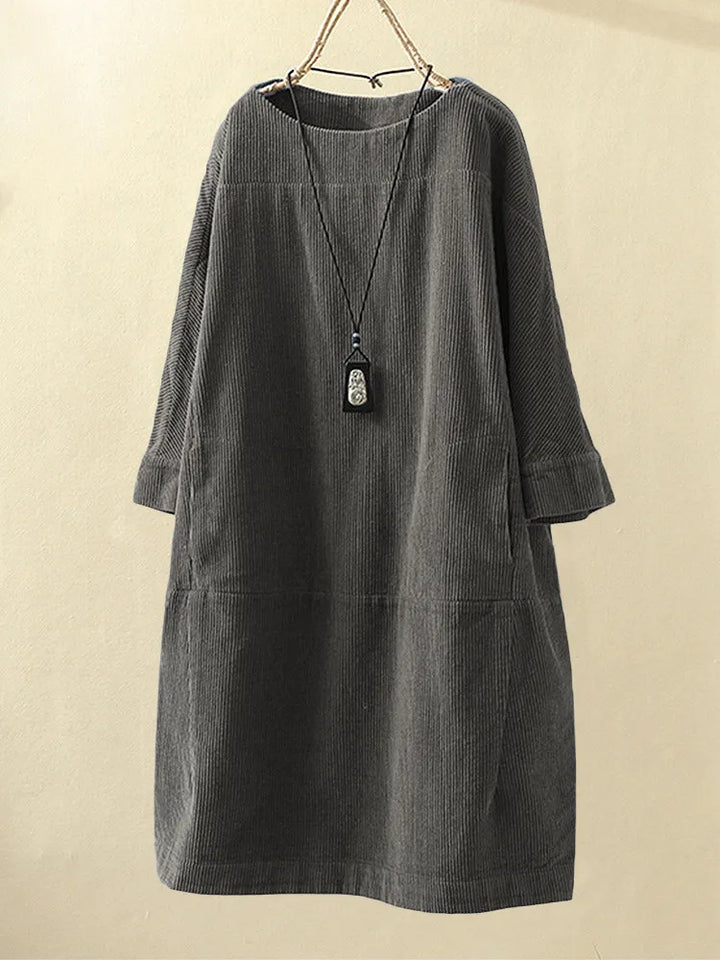 Elegant damekjole i manchet med lange ærmer i maxi længde, stilfuld faldende kant og tidløst design til festlige lejligheder.