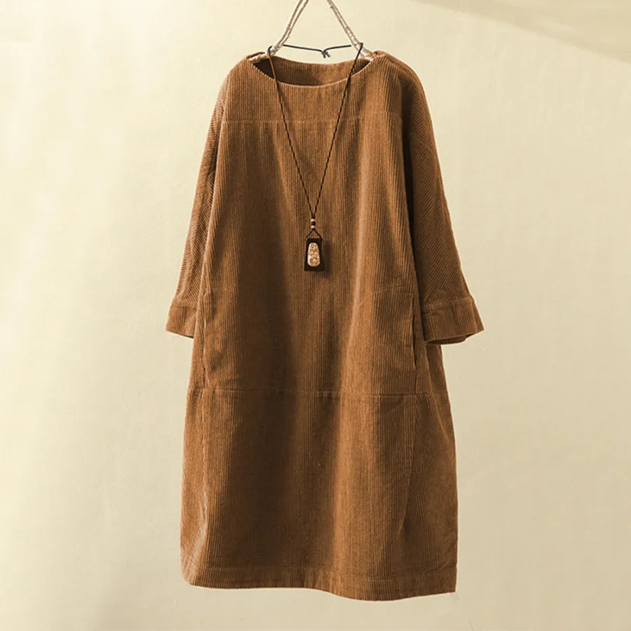 Elegant damekjole i manchet med lange ærmer i maxi længde, stilfuld faldende kant og tidløst design til festlige lejligheder.