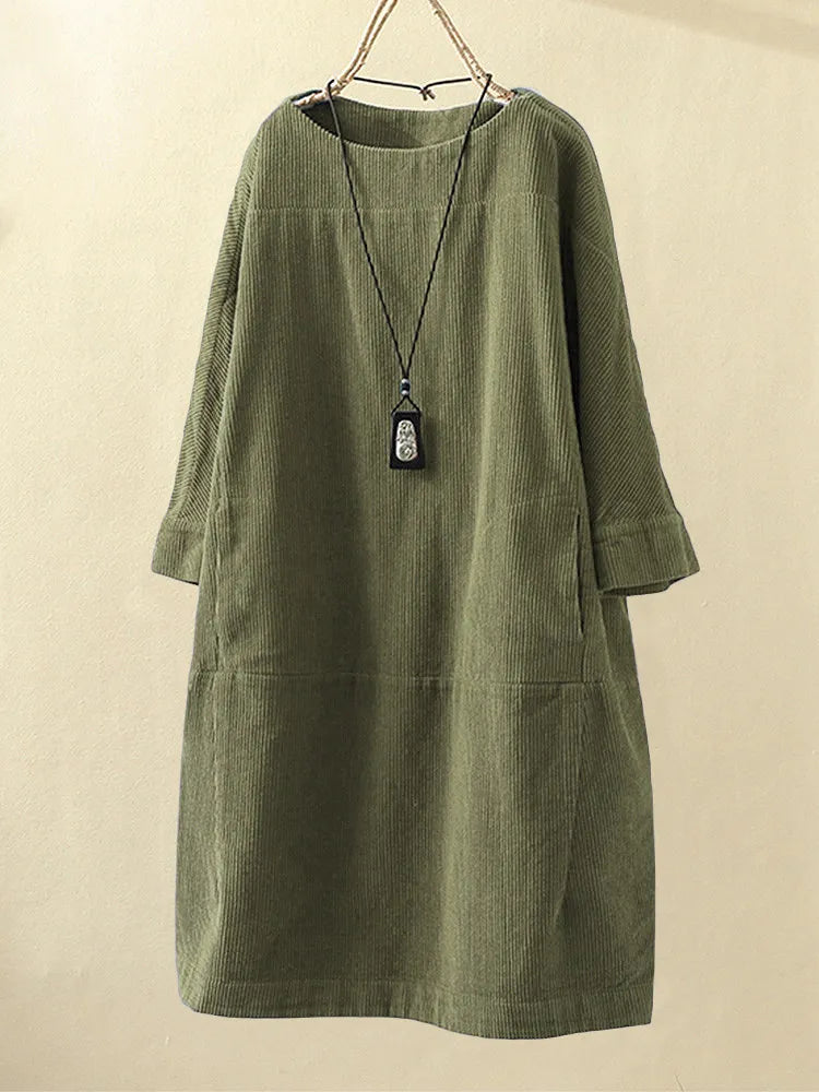 Elegant damekjole i manchet med lange ærmer i maxi længde, stilfuld faldende kant og tidløst design til festlige lejligheder.