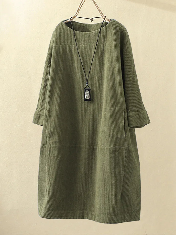 Elegant damekjole i manchet med lange ærmer i maxi længde, stilfuld faldende kant og tidløst design til festlige lejligheder.