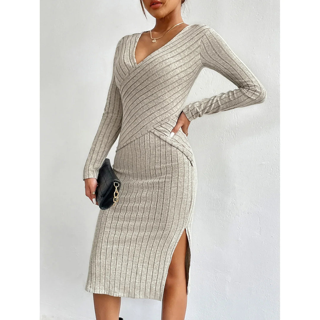 Dame elegant ribstrikket midi-kjole i blødt stof, stilfuldt design og flatterende pasform.