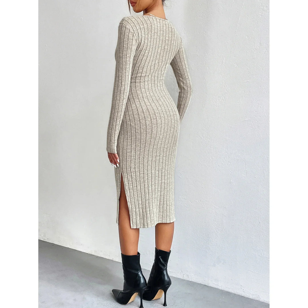 Dame elegant ribstrikket midi-kjole i blødt stof, stilfuldt design og flatterende pasform.