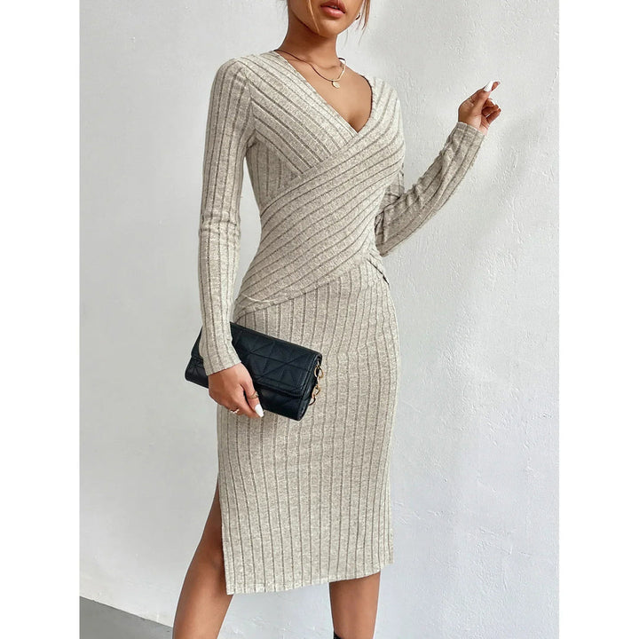 Dame elegant ribstrikket midi-kjole i blødt stof, stilfuldt design og flatterende pasform.