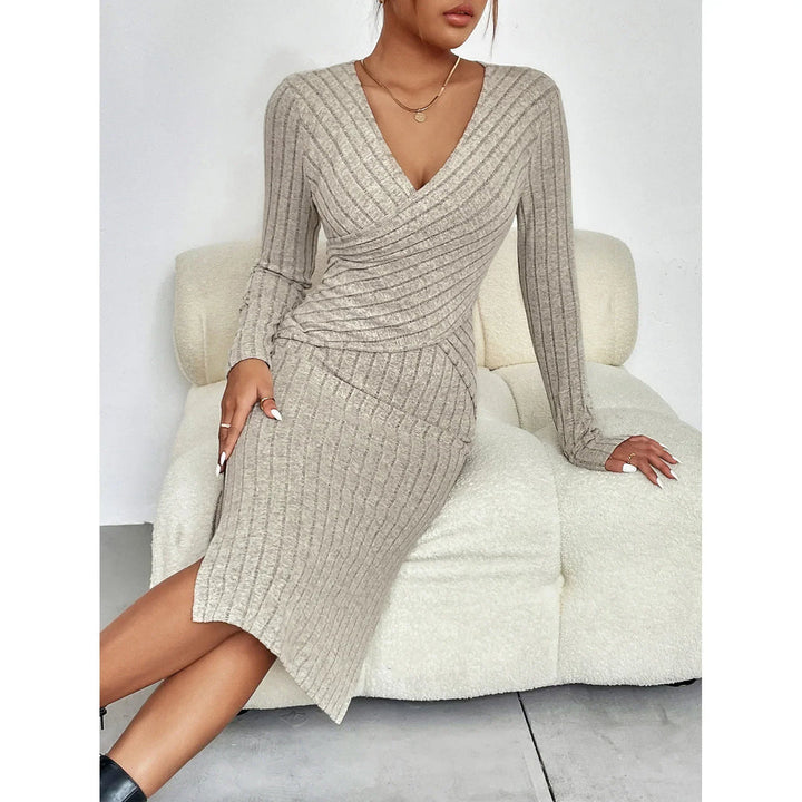 Dame elegant ribstrikket midi-kjole i blødt stof, stilfuldt design og flatterende pasform.