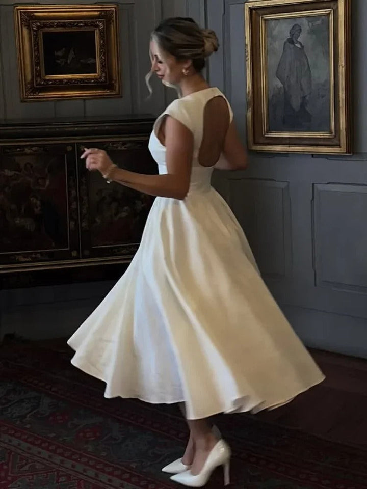 Dame elegant maxikjole med flæser og rund hals, gulvlængde og let materiale, fremhæver smukt taljen.
