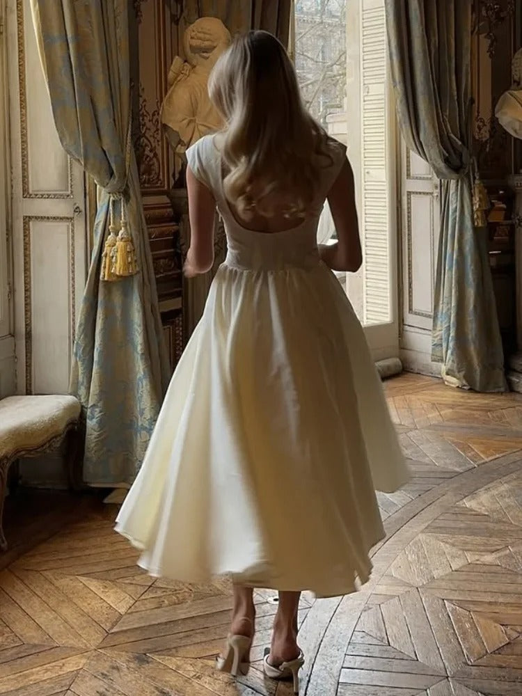 Dame elegant maxikjole med flæser og rund hals, gulvlængde og let materiale, fremhæver smukt taljen.