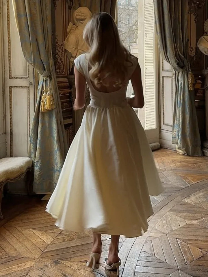 Dame elegant maxikjole med flæser og rund hals, gulvlængde og let materiale, fremhæver smukt taljen.