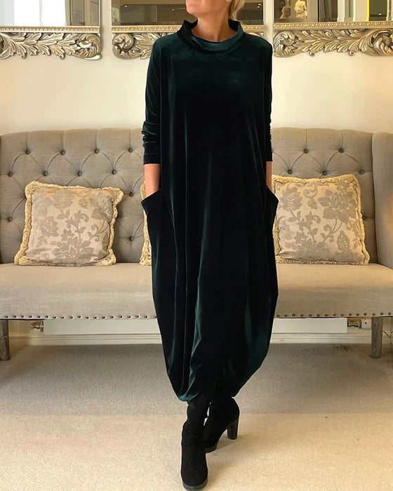 Dame elegant kjole i varmt materiale, med en sofistikeret pasform og smukke detaljer, perfekt til vinterbrug