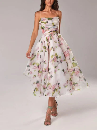 Dame sommerkjole med slipsprint, asymmetrisk snit, elegant og moderigtig.