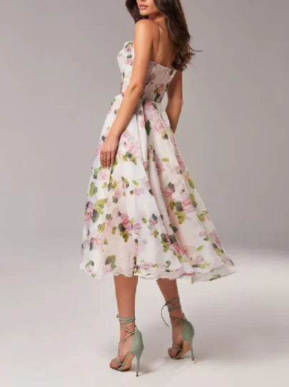 Dame sommerkjole med slipsprint, asymmetrisk snit, elegant og moderigtig.