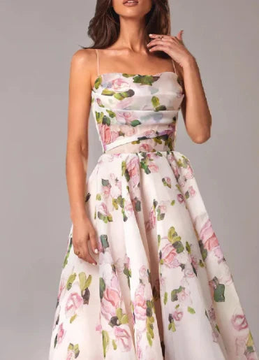 Dame sommerkjole med slipsprint, asymmetrisk snit, elegant og moderigtig.