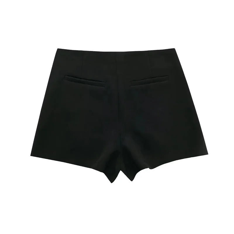 Dame asymmetrisk skort med høj talje og åndbarhed, der kombinerer shorts' praktiske anvendelighed og nederdelens elegance.
