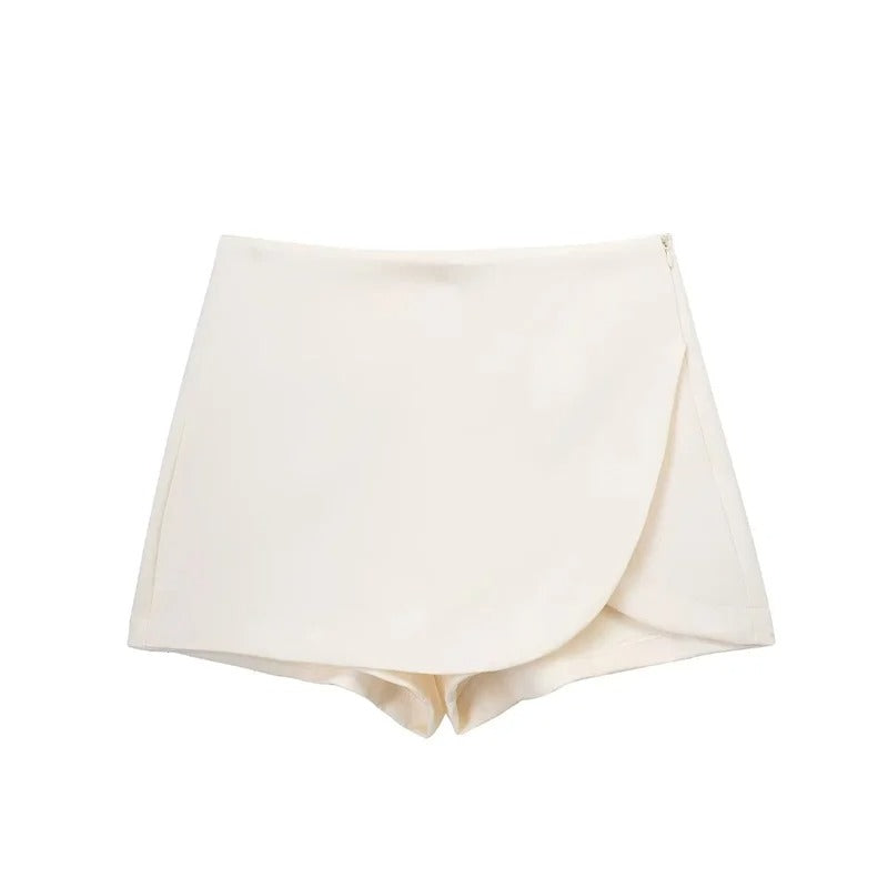 Dame asymmetrisk skort med høj talje og åndbarhed, der kombinerer shorts' praktiske anvendelighed og nederdelens elegance.