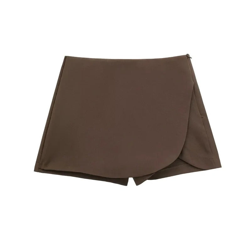 Dame asymmetrisk skort med høj talje og åndbarhed, der kombinerer shorts' praktiske anvendelighed og nederdelens elegance.