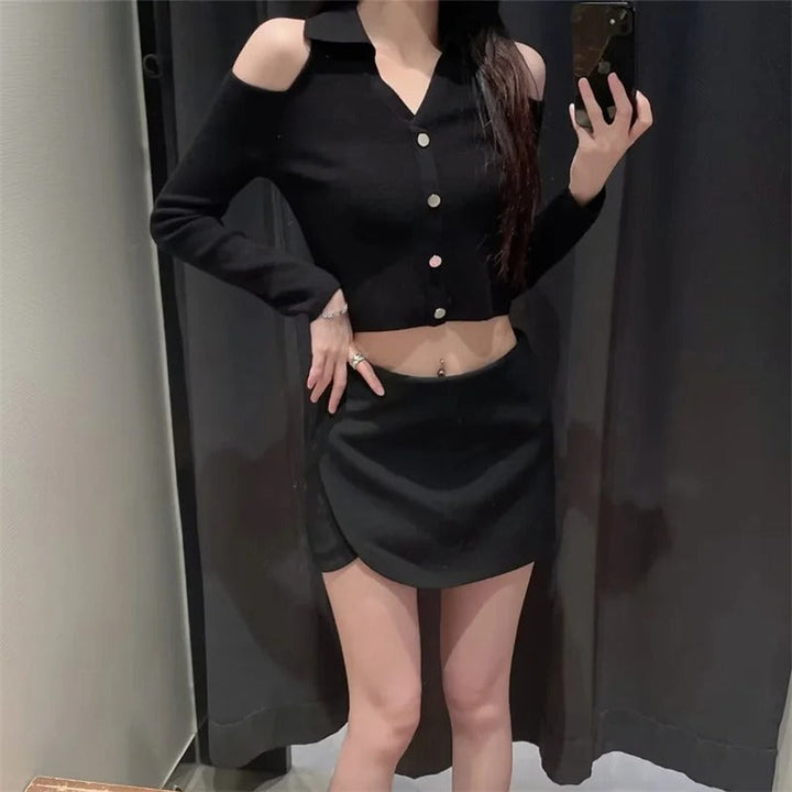 Dame asymmetrisk skort med høj talje og åndbarhed, der kombinerer shorts' praktiske anvendelighed og nederdelens elegance.