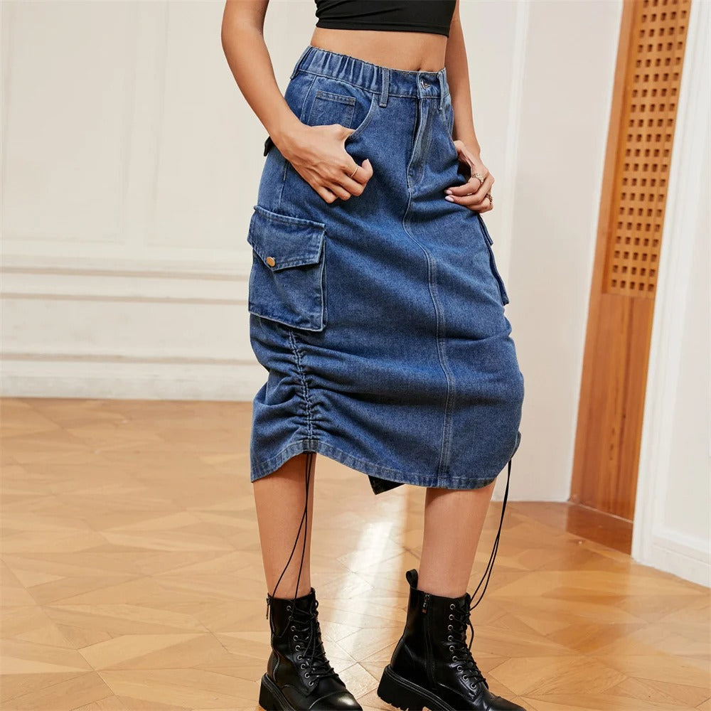 Damefrokjole med snoretræk og cargolommer, denim-stof, lang længde, lige snit, moderne look.