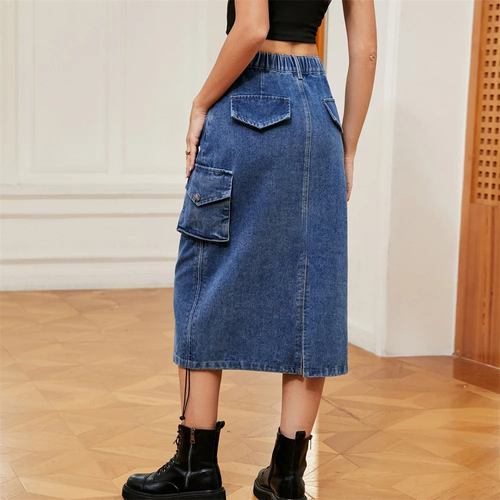 Damefrokjole med snoretræk og cargolommer, denim-stof, lang længde, lige snit, moderne look.