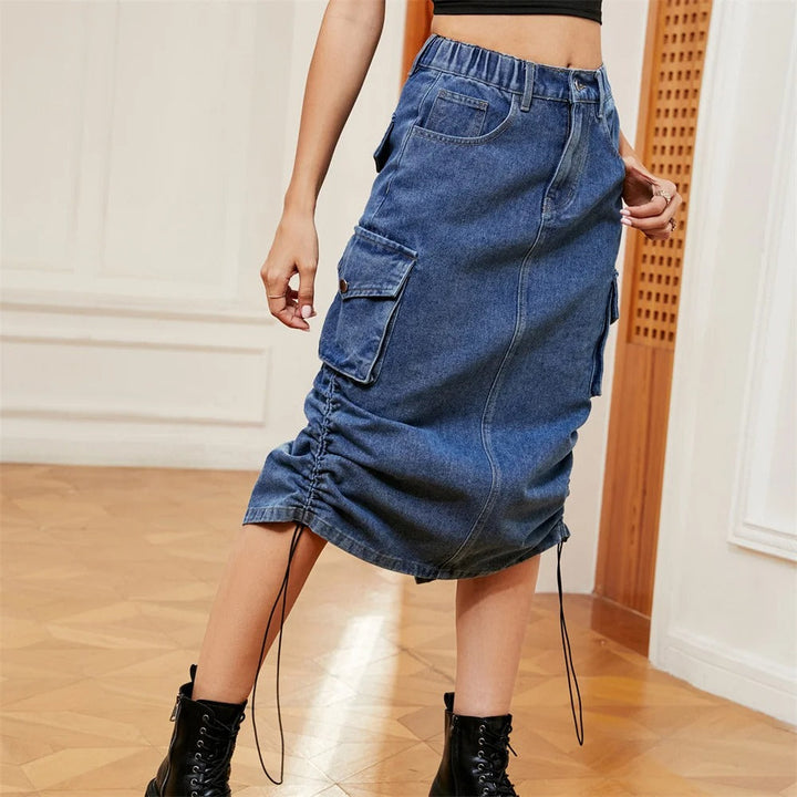 Damefrokjole med snoretræk og cargolommer, denim-stof, lang længde, lige snit, moderne look.