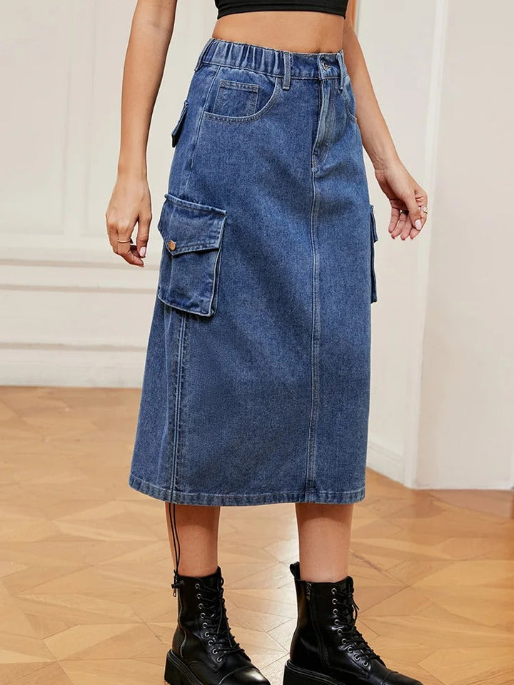 Damefrokjole med snoretræk og cargolommer, denim-stof, lang længde, lige snit, moderne look.