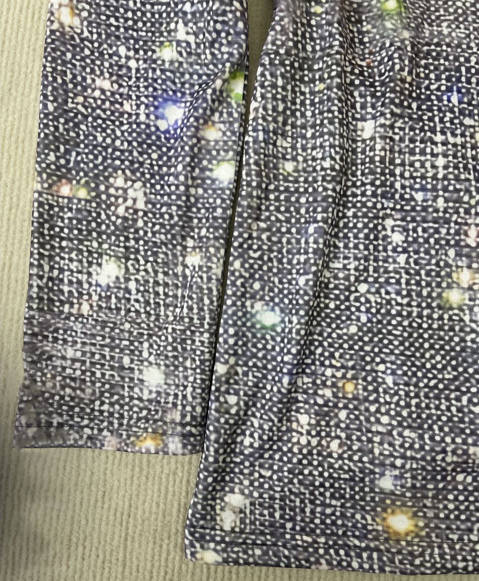 Dame glitter bluse, V-hals, langærmet, glitrende overflade, metallisk glans, festtøj, stilfuldt look.
