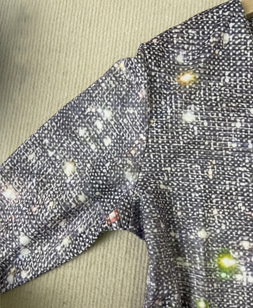 Dame glitter bluse, V-hals, langærmet, glitrende overflade, metallisk glans, festtøj, stilfuldt look.