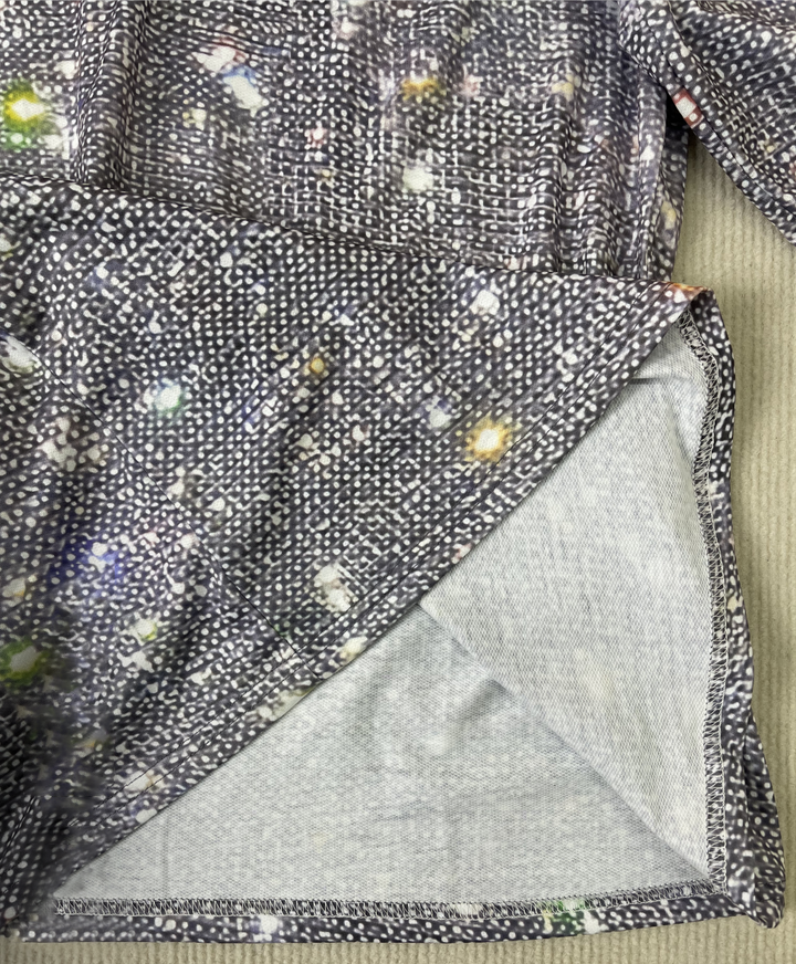 Dame glitter bluse, V-hals, langærmet, glitrende overflade, metallisk glans, festtøj, stilfuldt look.