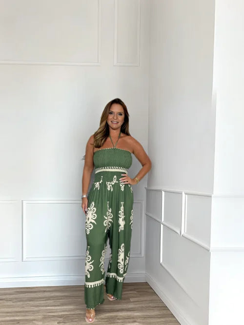 Elegant dame halterneck jumpsuit med blonder og vide ben, velegnet til festlige lejligheder.