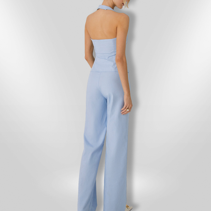 Dame halterneck-top og lige bukser, premium stof, stilfuldt snit, feminine former, elegant outfit.