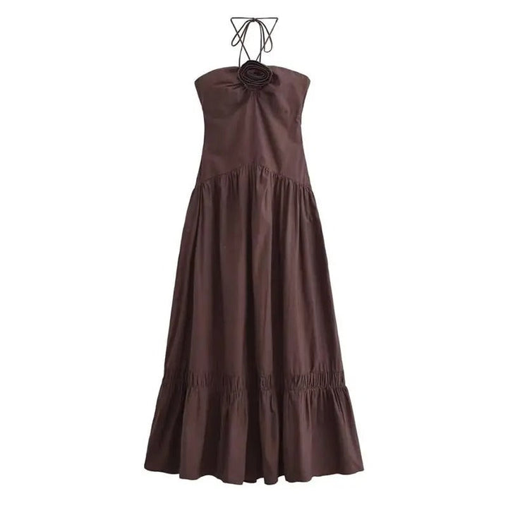 Dame elegant halterneck rørkjole, let stof, elegant snit, lang model, moderne minimalisme, street fashion inspiration.