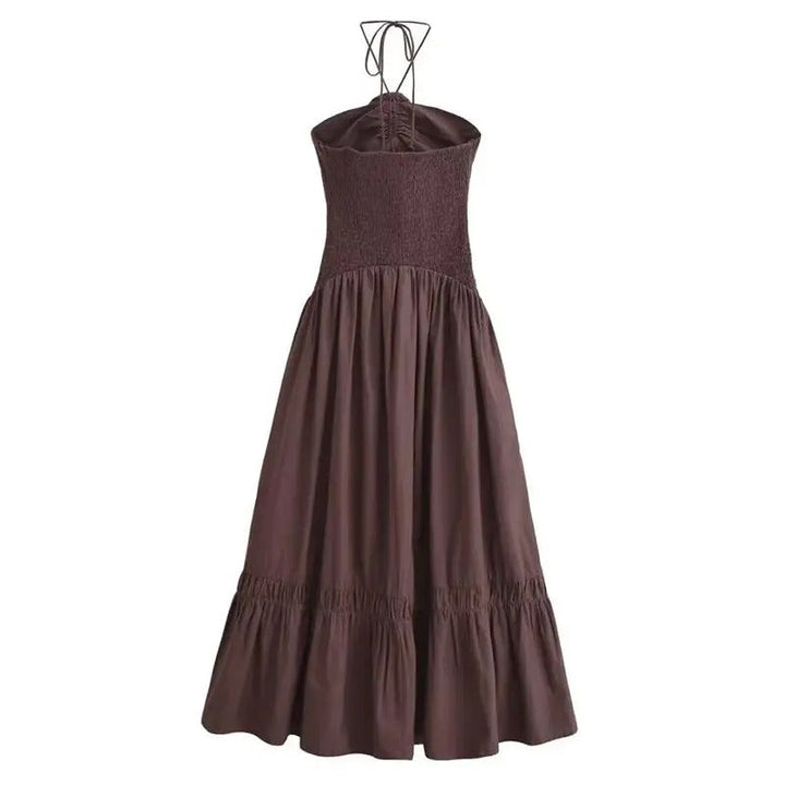Dame elegant halterneck rørkjole, let stof, elegant snit, lang model, moderne minimalisme, street fashion inspiration.