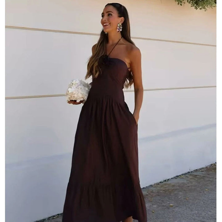 Dame elegant halterneck rørkjole, let stof, elegant snit, lang model, moderne minimalisme, street fashion inspiration.