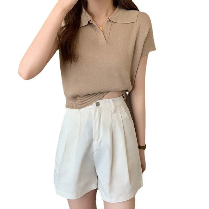 Dame let strikket poloshirt med korte ærmer, let og stilfuld, perfekt til sommer.