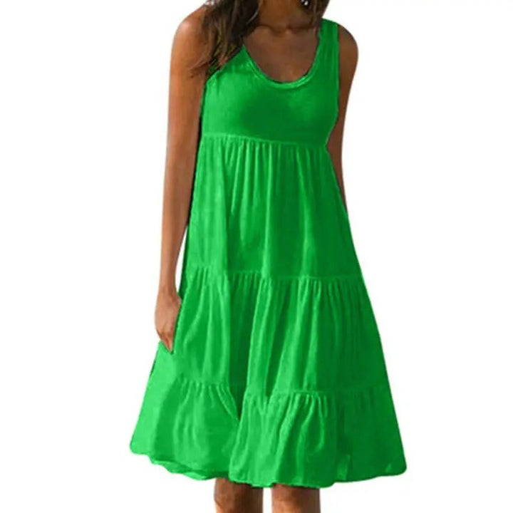 Dame ærmeløs bodycon-kjole med åben ryg og slids; elastisk sort stof, der elegant fremhæver kurverne.