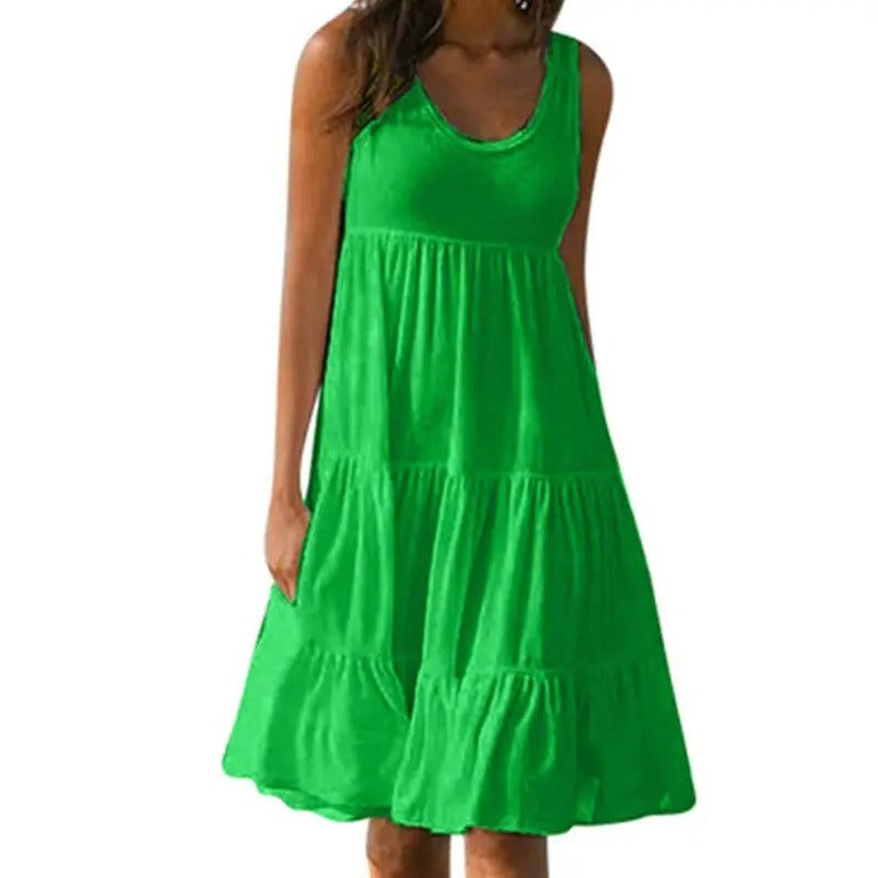 Dame ærmeløs bodycon-kjole med åben ryg og slids; elastisk sort stof, der elegant fremhæver kurverne.